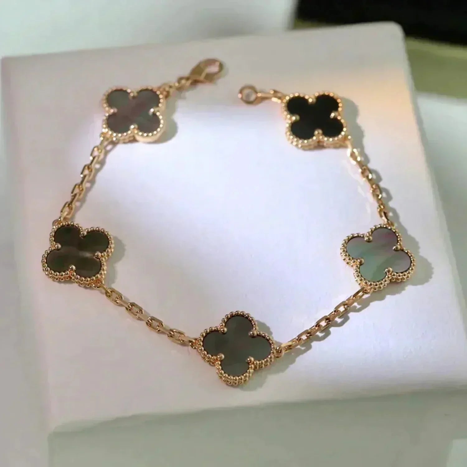 [Glow Jewelry] CLOVER 5 MOTIF GRAY MOP BRACELET COLLECTION