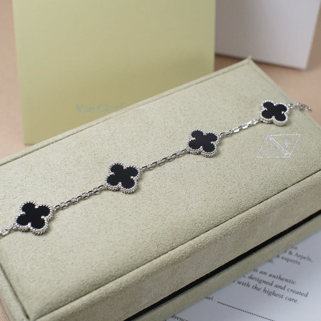 [Glow Jewelry] CLOVER 5 MOTIF ONYXS BRACELET COLLECTION