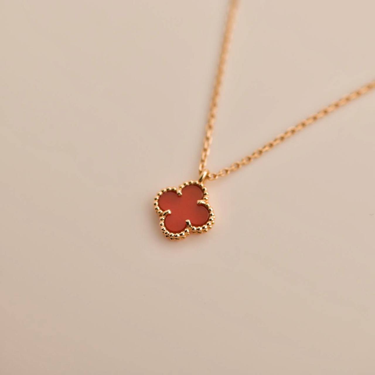 ¡®Glow¡¯CLOVER MINI 9.5MM WHITE CARNELIANS NECKLACE