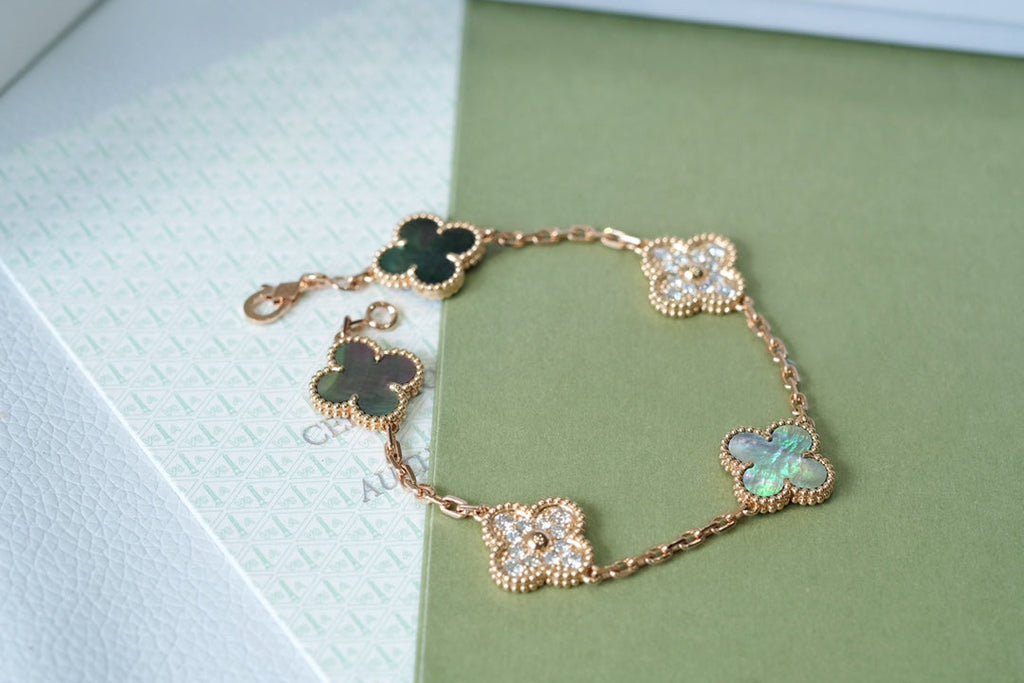 [Glow Jewelry] CLOVER 5 MOTIF GRAY MOP BRACELET COLLECTION