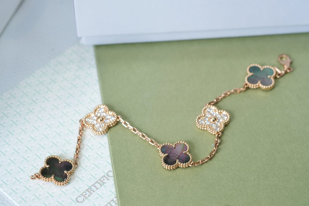 [Glow Jewelry] CLOVER 5 MOTIF GRAY MOP BRACELET COLLECTION