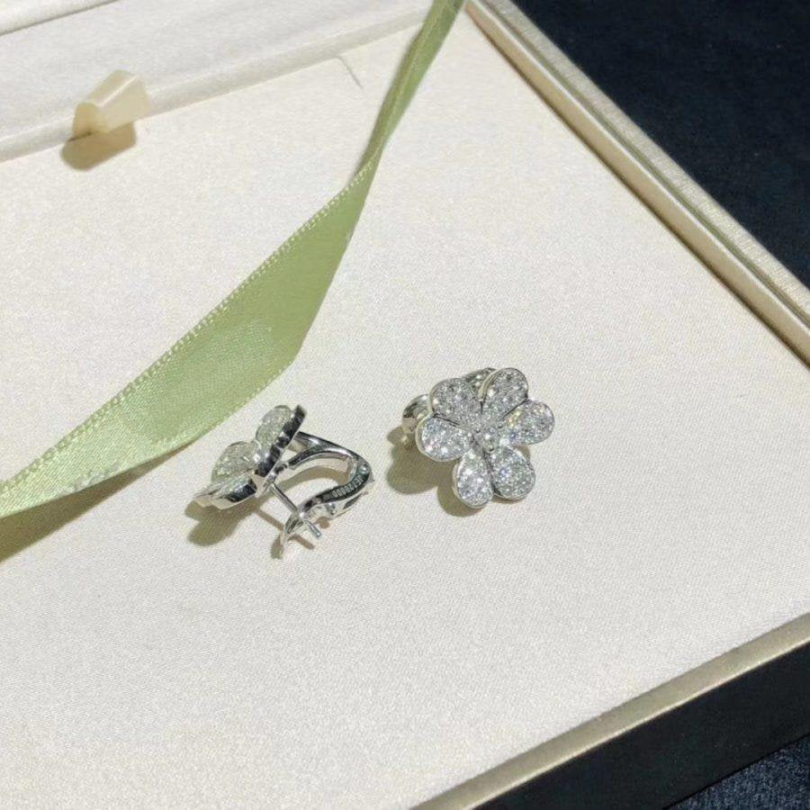 ¡®Glow¡¯FRIVOLE SILVER FLOWER DIAMOND EARRINGS