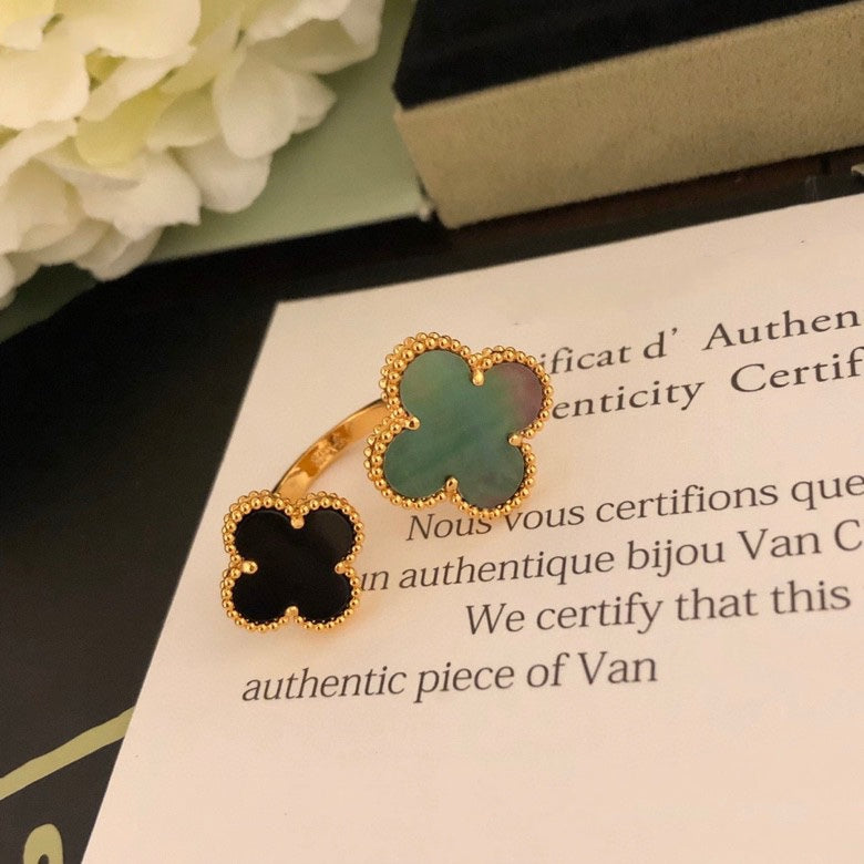 ¡®Glow¡¯CLOVER BETWEEN THE FINGER RING