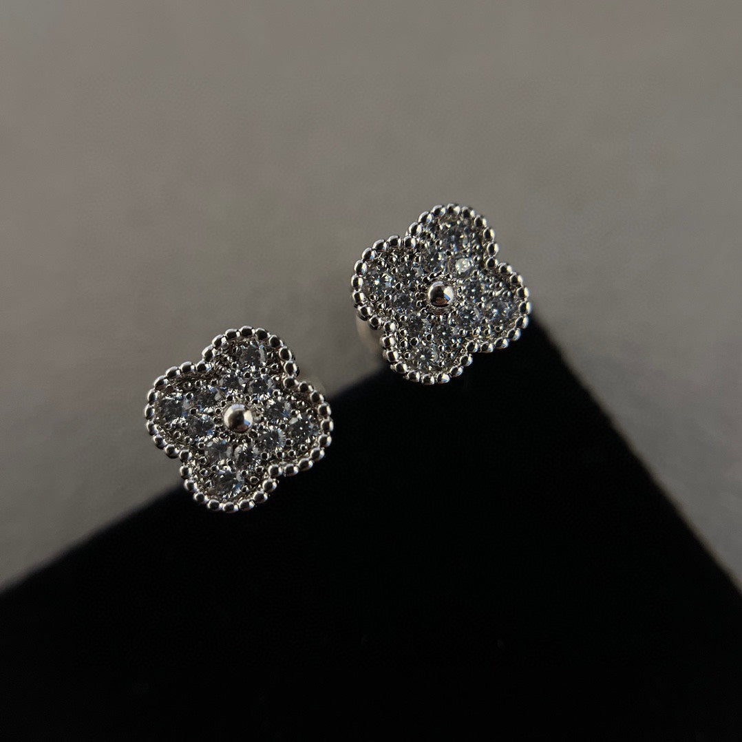 ¡®Glow¡¯CLOVER MINI DIAMOND STUD EARRINGS