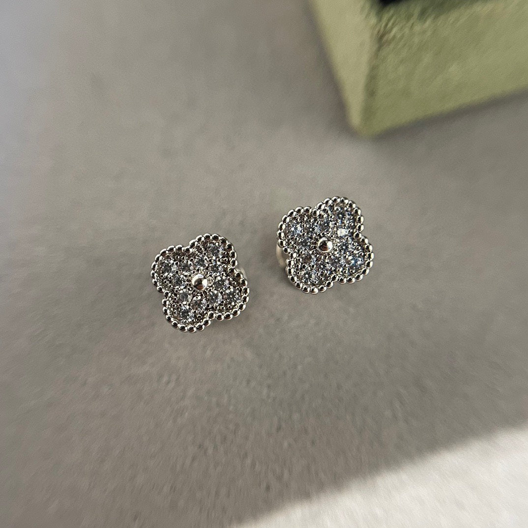 ¡®Glow¡¯CLOVER MINI DIAMOND STUD EARRINGS