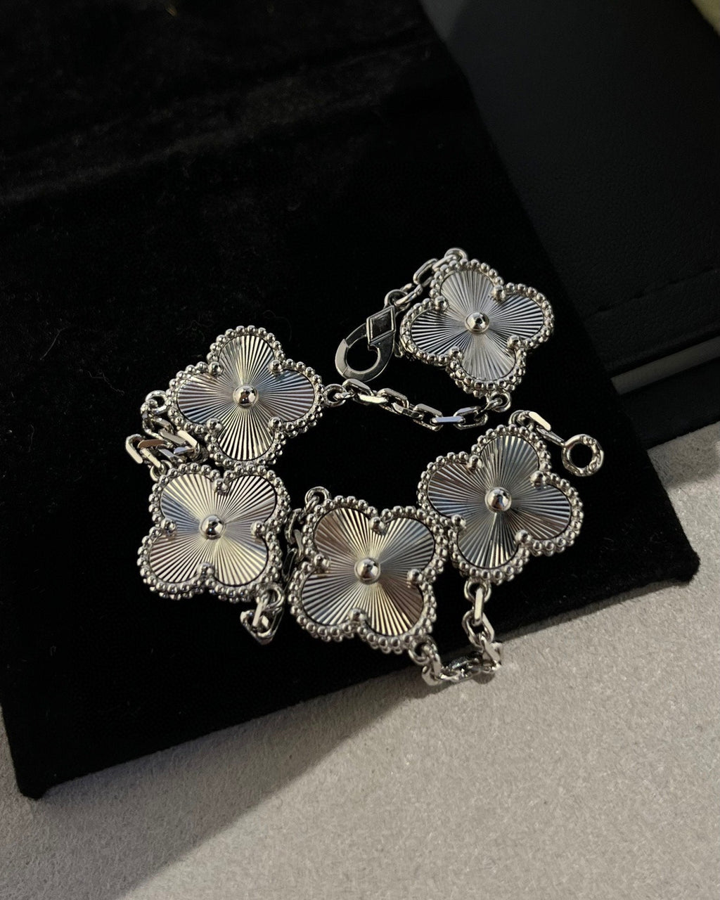 [Glow]New  CLOVER 5 MOTIF LASER BRACELET COLLECTION