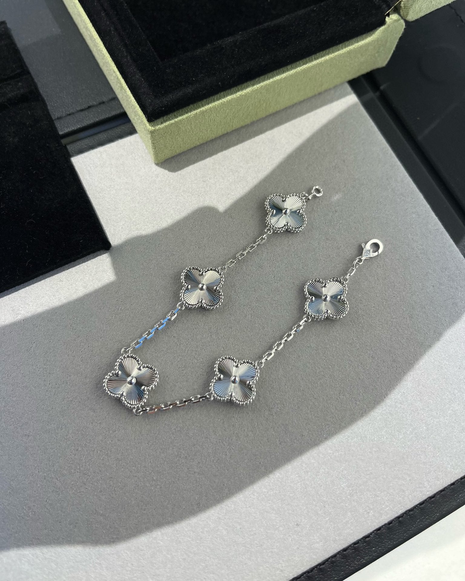 [Glow]New  CLOVER 5 MOTIF LASER BRACELET COLLECTION